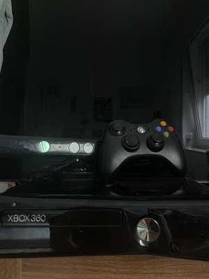 Microsoft Xbox 360 mit Controller und Kinect-Sensor.