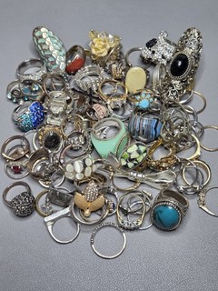 LOTE DE TRABAJO 96 ANILLOS DE BISUTERÍA MODERNOS VINTAGE MAL USADOS FALTAN PIEDRAS ETC.