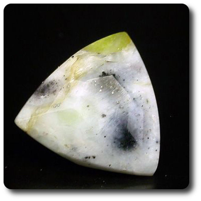 Lizardite Snarum Norvège 2.44 cts pierre de collection vitrine minéraux rares