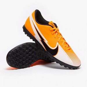 scarpe da calcetto su erba sintetica