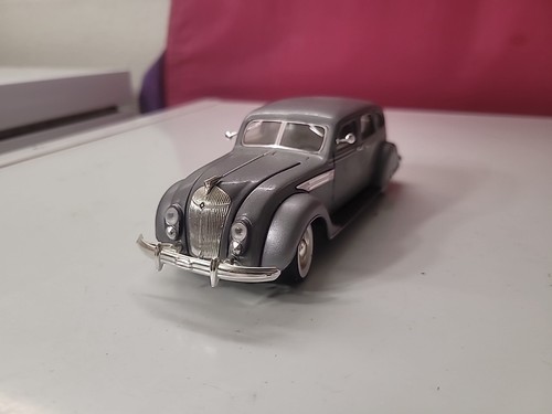 Graue Chrysler Airflow Signature 1936