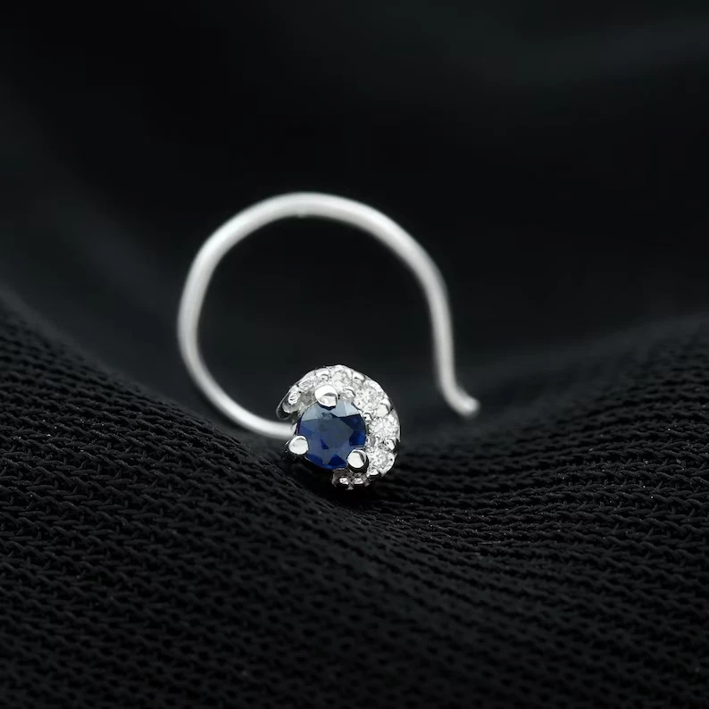 Pin piercing gancho nariz diamante zafiro natural redondo de 0,06 quilates oro blanco de 14 quilates Foto 4 de 4