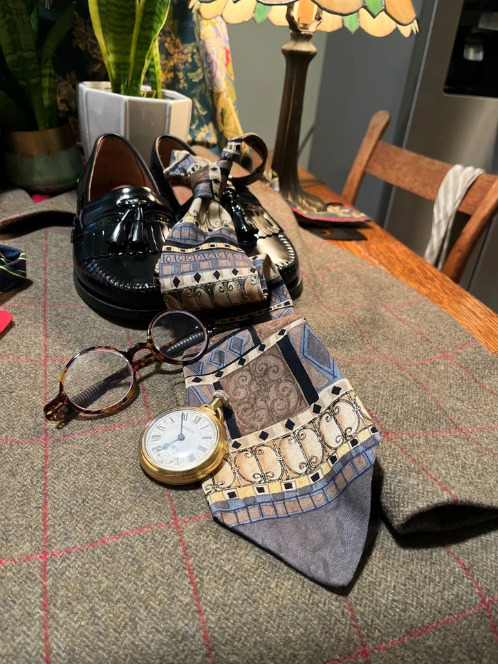 NOVA GRAVATA GEOMÉTRICA MASCULINA BACHRACH SEDA MARROM ESCURO AZUL E DOURADA - Imagem 4 de 4