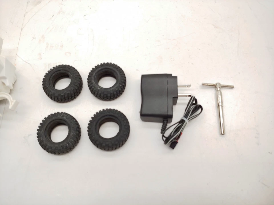 RC4WD 1/18 Gelande II Jeep Truck RTR w/ Gray Body Shell Kit & Carrying Case Alum - Image 4 of 4