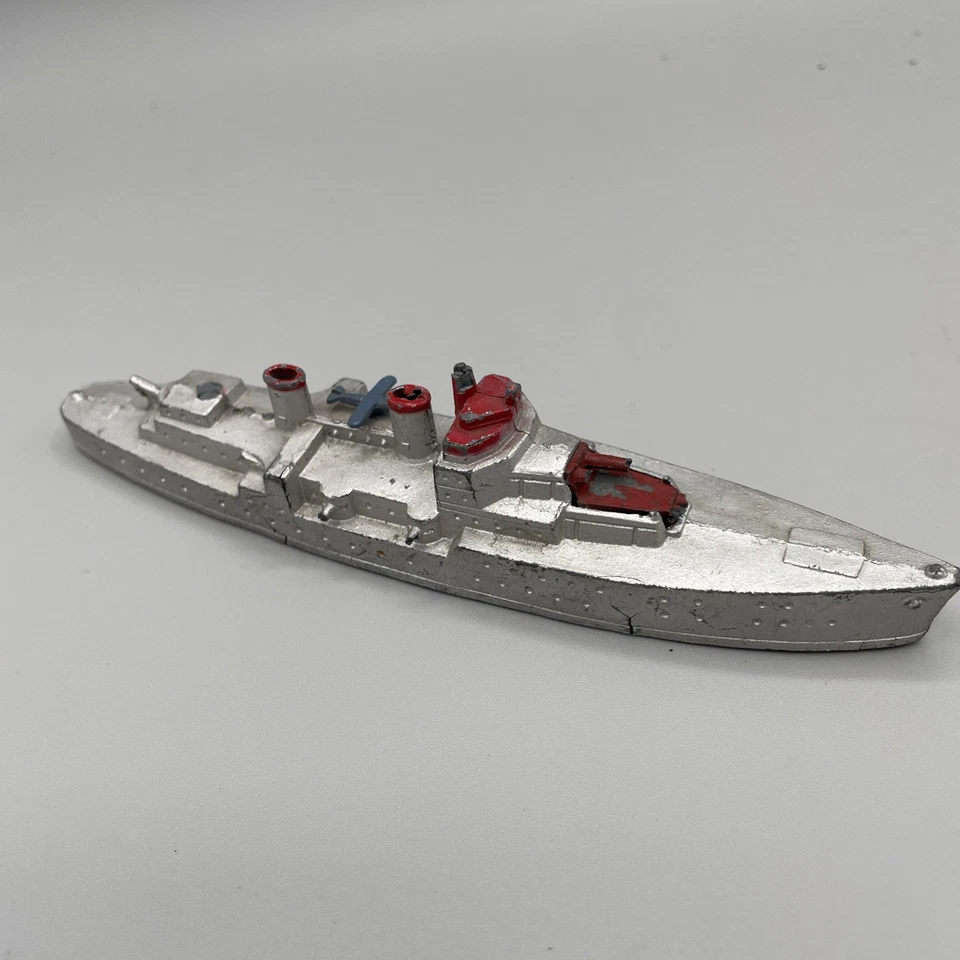 2 barcos militares acorazados TootsieToy de colección hechos en EE. UU. Foto 2 de 4