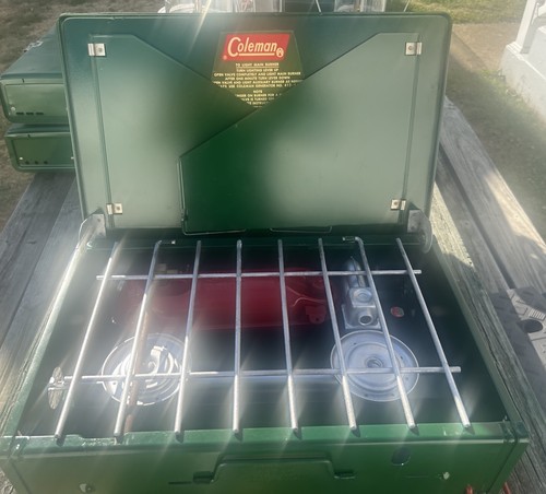 Vintage Coleman 425D kompakter zweiflammiger Campingkocher mit zusammenklappbaren klappbaren Beinen - Bild 5 von 10