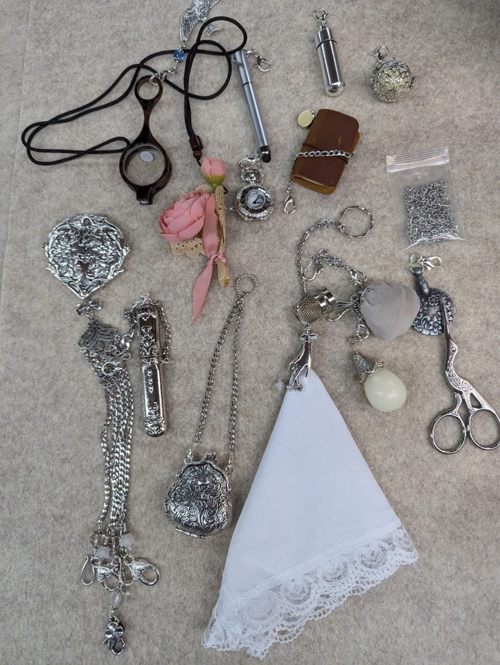 Caja de regalo Ultimate Chatelaine incluye Chatelaine y 15 accesorios populares Foto 2 de 4