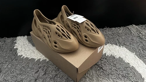 Neu | Adidas Yeezy Foam RNR Clay Taupe | Eu 44 1/2 | GV6842