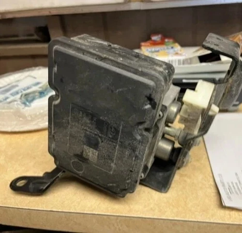 2008-2011 NISSAN XTERRA | ABS Anti-Lock Brake Pump Module Assembly 4x2 AT USED - Image 2 of 4