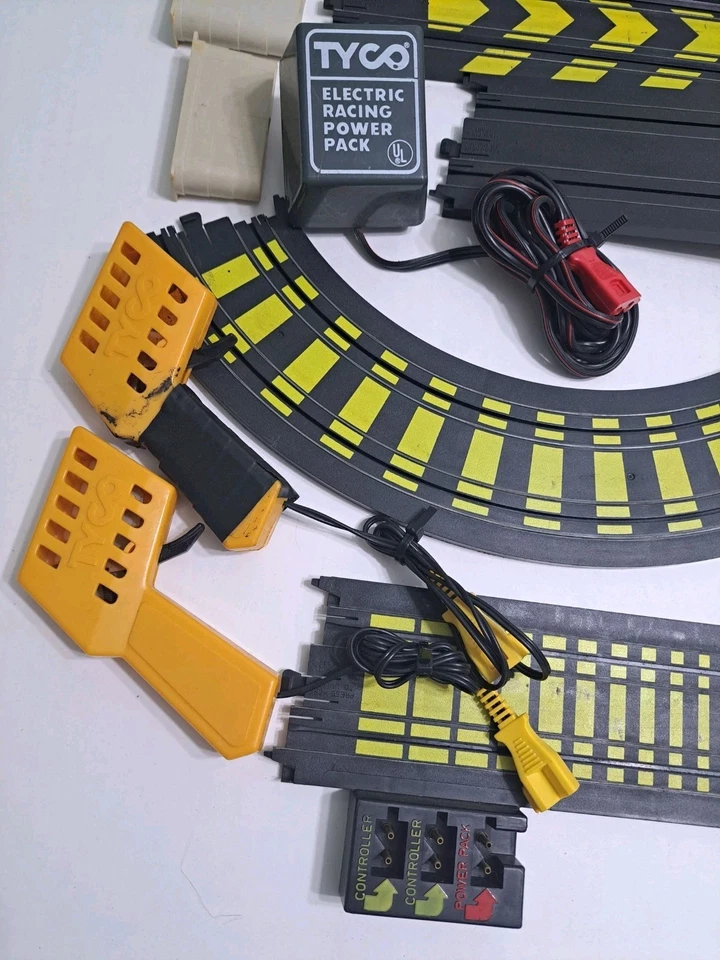 Lote de 70+ Piezas Juego TYCO Slot Car Carreras Pistas Curva Recta Controladores Potencia Foto 2 de 4