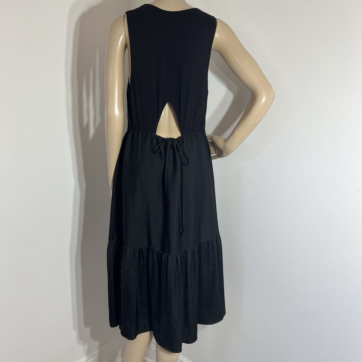 SALE!【BCBG MAXAZRIA】Tiered Ruffle Midi Dress BCBG Max Azria L Large Black Tiered Ruffle Midi Dress