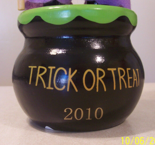 Halloween Nussknacker, Hexe hält Geist & Besen "TRICK OR TREAT" 2010 NEU 14" - Bild 2 von 8