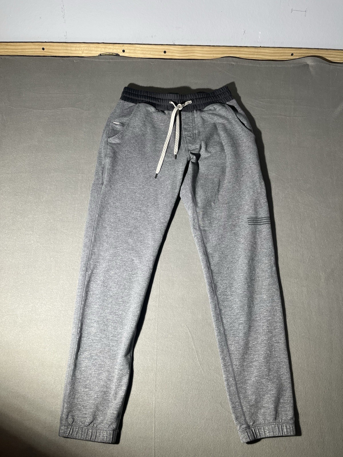 Vuori Men's Meta Elastic Waist Joggers Sz XS Drawstring Performance V463