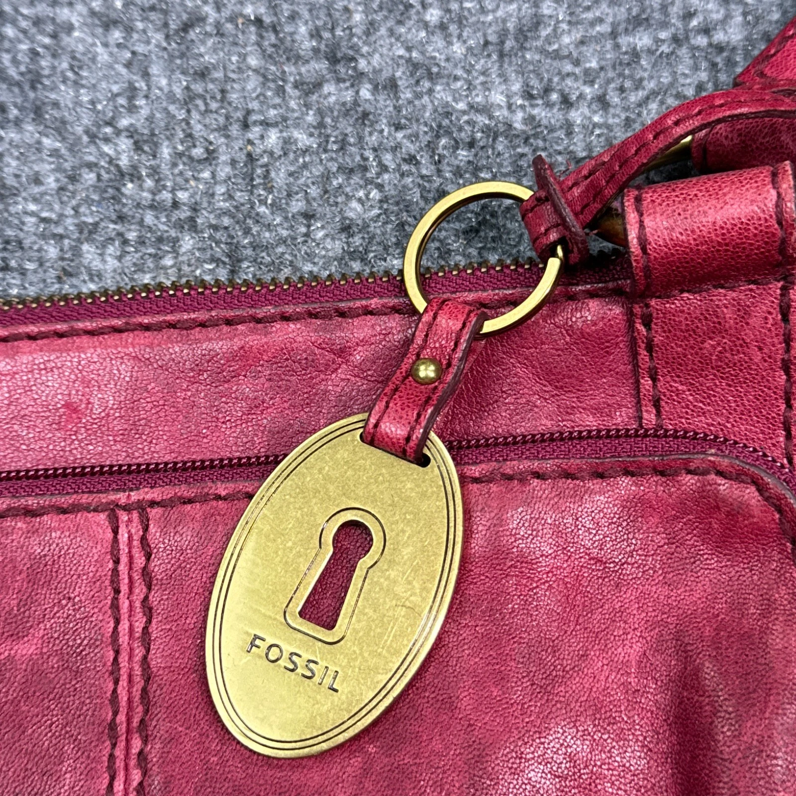 Borsa a tracolla Fossil borsa vino rosso con chiave ottone e lucchetto pelle lunga vita vintage
