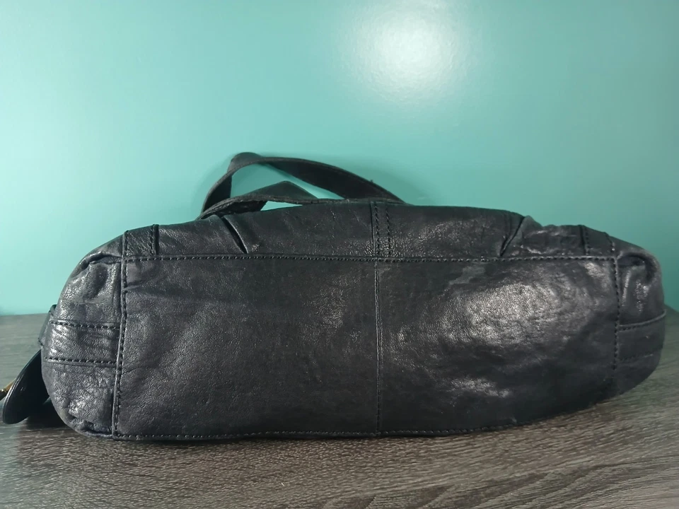 Bolso de hombro Fossil Long Live Vintage 1954 de cuero azul oscuro con dijes clave Foto 3 de 4