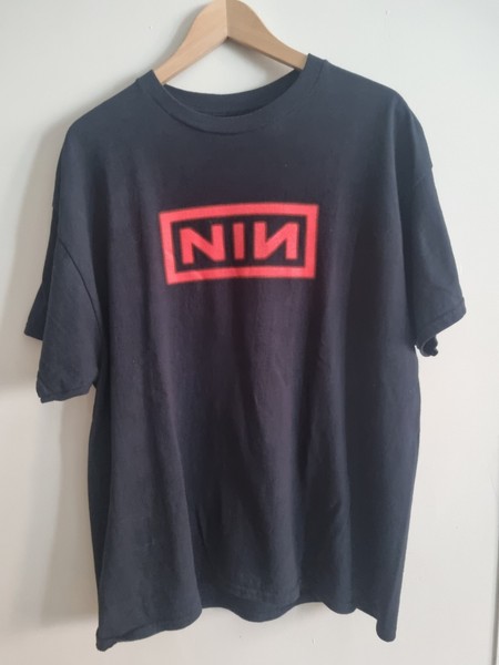 Camiseta Nine Inch Nails Oficial 2025 Tour. Color negro.