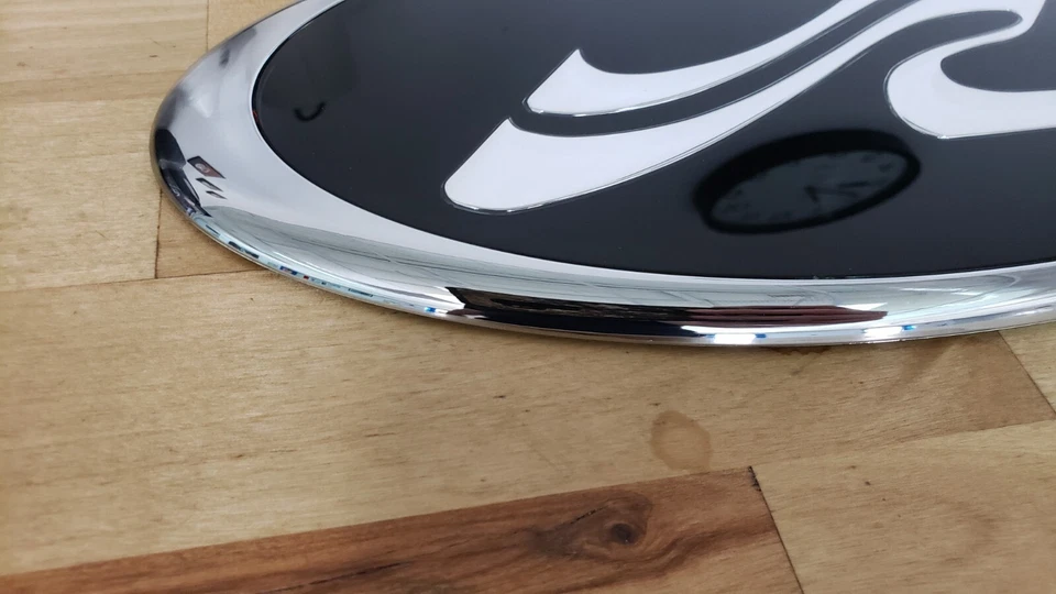 SEA RAY 11 7/8” EMBLEMA OVAL / PRETO E CROMADO / PEÇA SR # 1443217 (2ª QUALIDADE) - Imagem 3 de 4