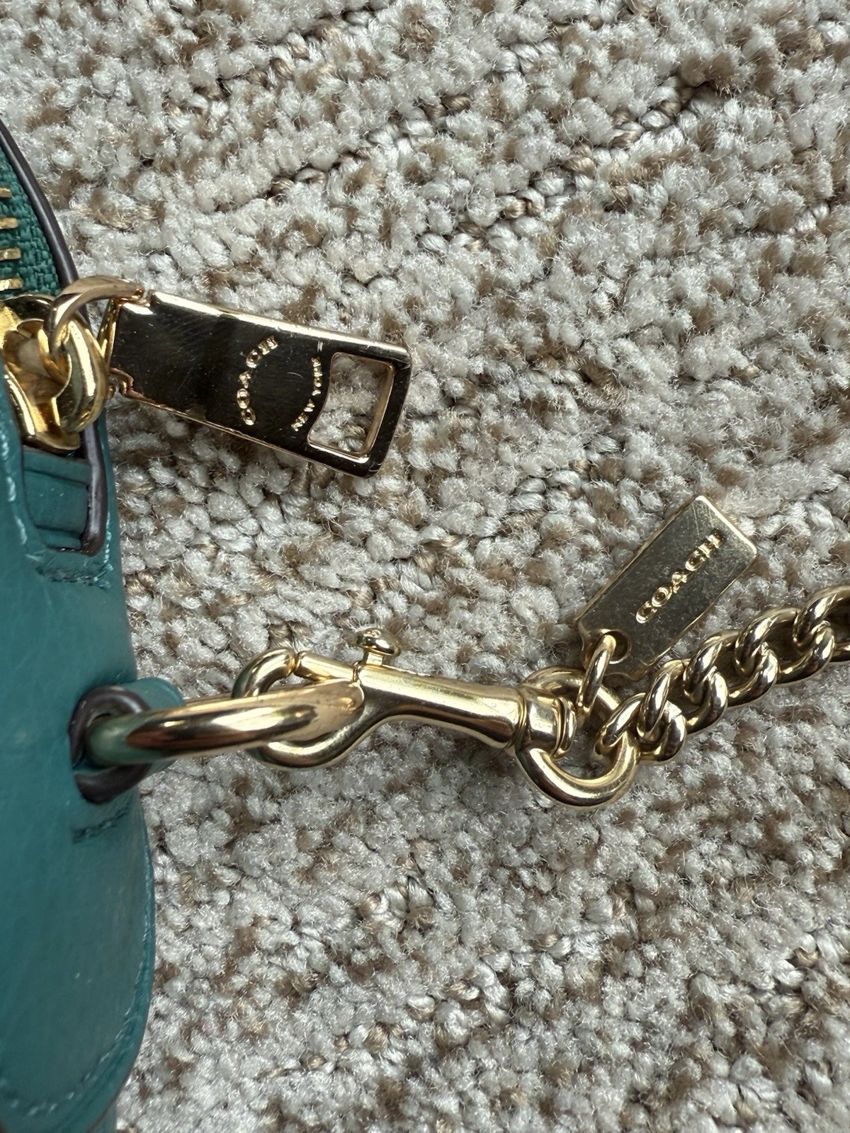 Borsa Coach a tracolla con borchie e scritta verde viridiana oro acqua