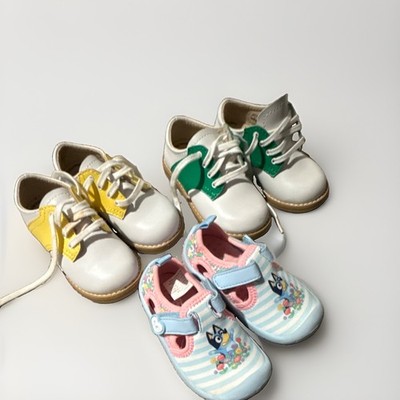 MEDIUM Girls Size 6 Low Top Lace-Up Athletic Sneakers White Green Yellow Bluey