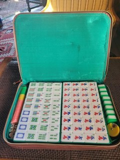 Vintage 2 tone Lucite Mah Jong Game with 152 pieces and tournament books Rare