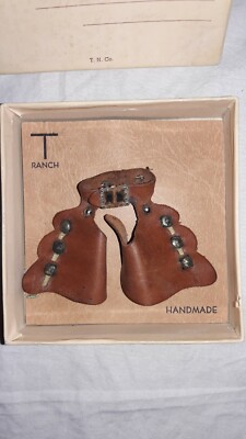 Mid Century Modern, Miniatur Leder Chaps Lapelle Pin, Handarbeit auf T Ranch USA