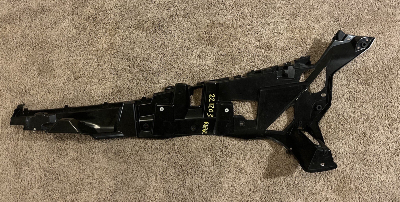 2014-2020 BMW I8 REAR RIGHT QUARTER PANEL BRACKET RETAINER 51647336312 OEM