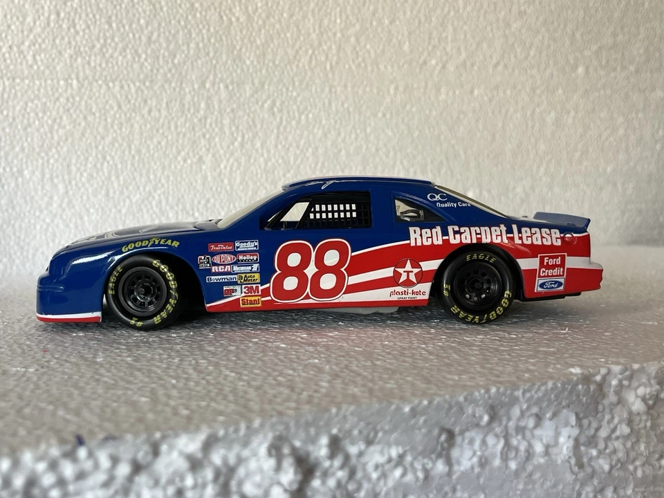 Coche diecast Ford Taurus NASCAR 1991 Revell escala 1:24 #88 Dale Jarrett  Foto 2 de 4