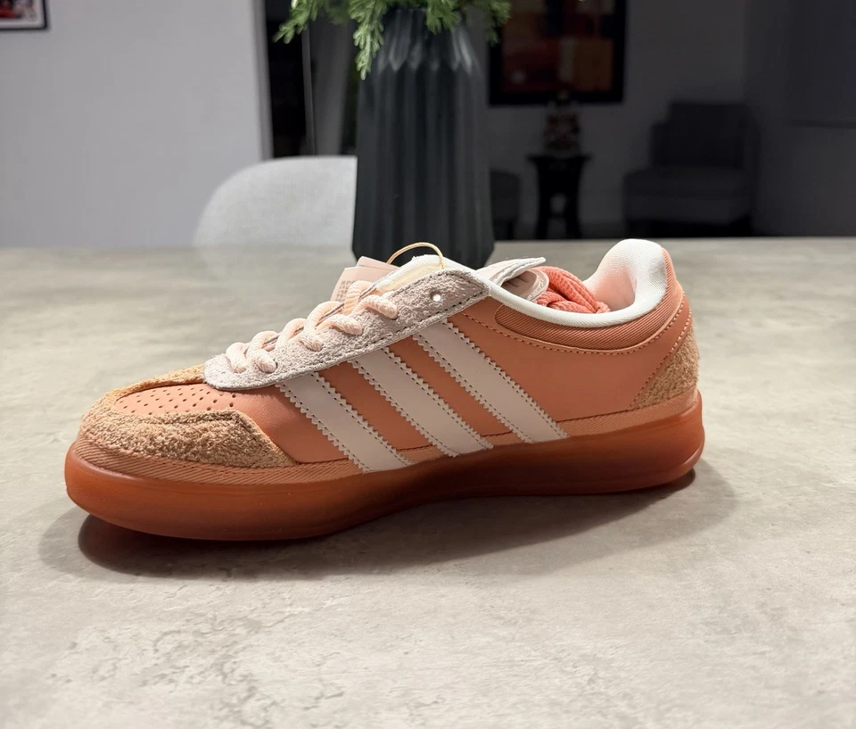 Adidas x Bad Bunny Gazelle Cabo Rojo Rosa Talla 6.5M/7.5W, Modelo JS5052 Foto 3 de 4