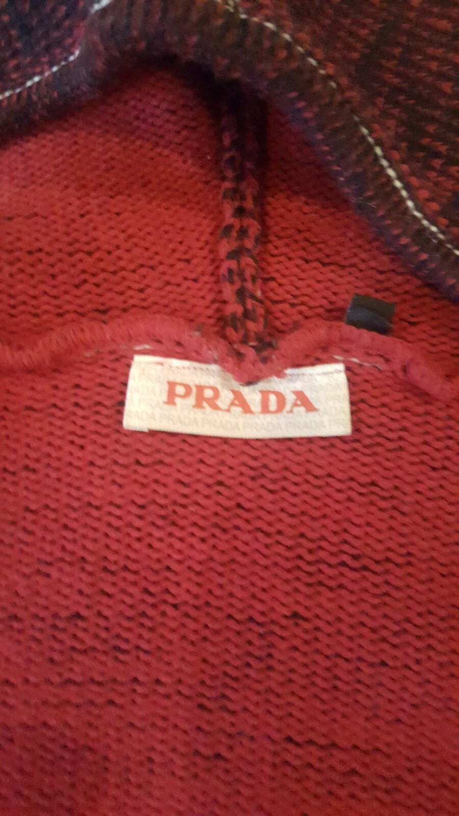 Cardigan Prada in maglia di lana cotone con cappuccio. Indossato solo una volta