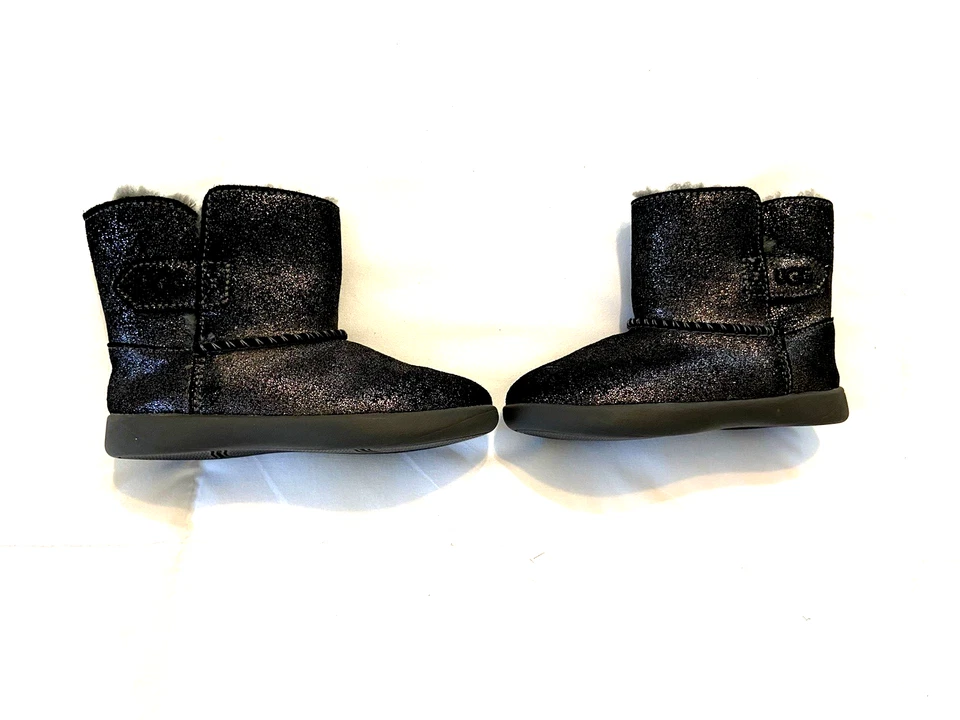Bota UGG para niños pequeños talla 8 1123351T Keelan negra brillante Foto 3 de 4