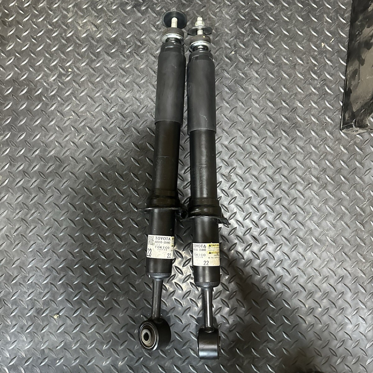 ドミネーター toyota-4runner-front-shock-