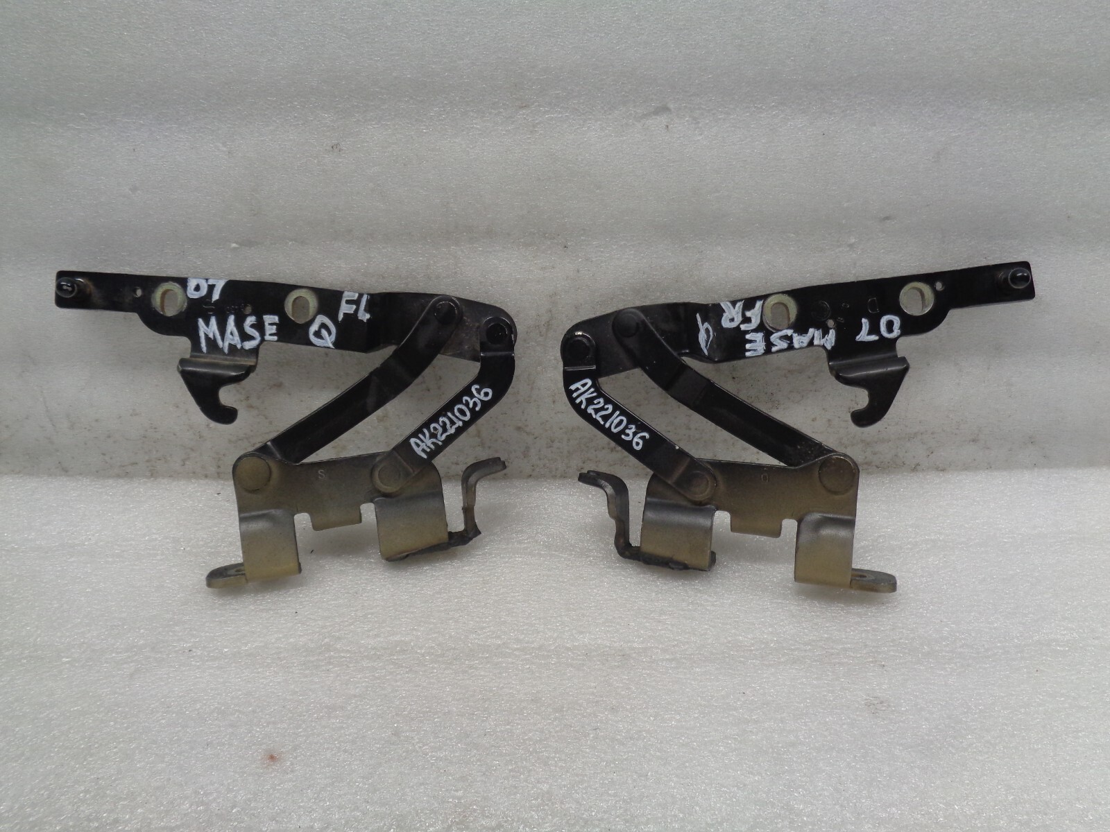 2005-2008 Maserati Quattroporte Front Left Right Hood Hinge Set OEM AK221036