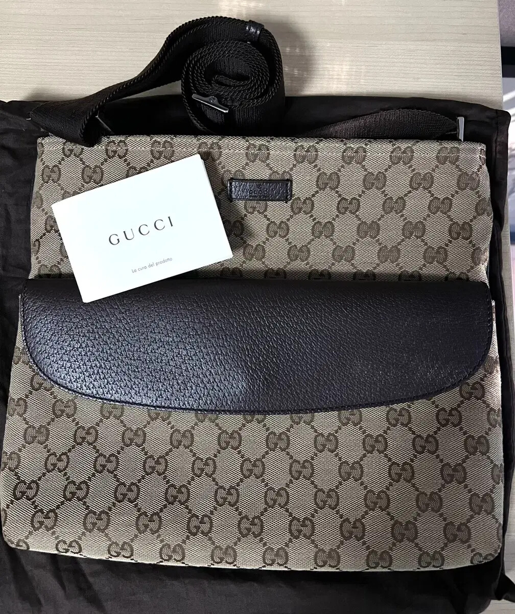 Gucci leather crossbody bag with adjustable strap and iconic logo-image
