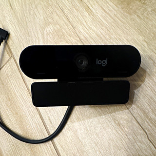 Cámara web Logi Brio 100 1080p 30fps USB C micrófono incorporado clip negro/gris