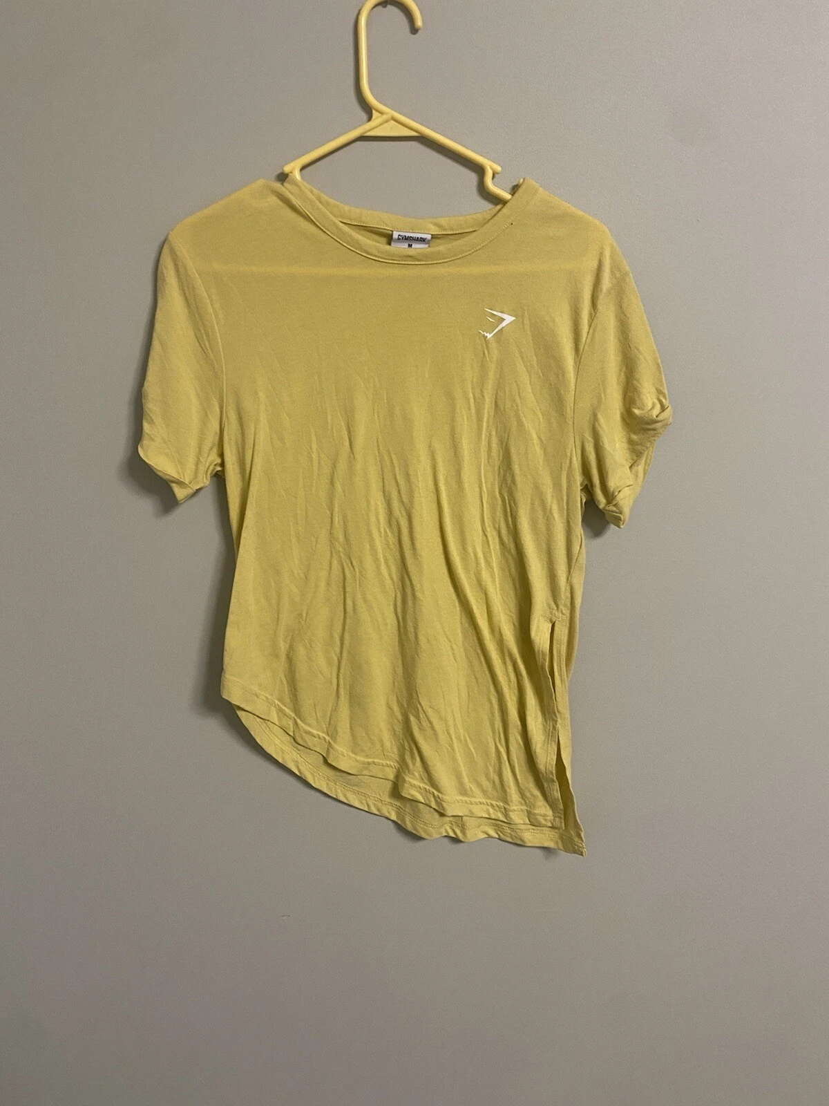 gymshark essential slanted hem line small hole shirt