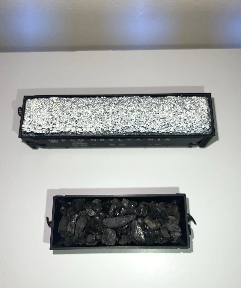 2 HO Pennsylvania PRR Hoppers— Rivarossi #665000 & Roundhouse #15929 w/ loads - Image 2 of 4