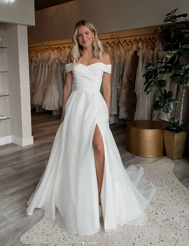 Nuevos Vestidos de Novia con Lateral Avidido Fuera del Hombro Barrido Tren Vestidos de Novia Foto 2 de 4