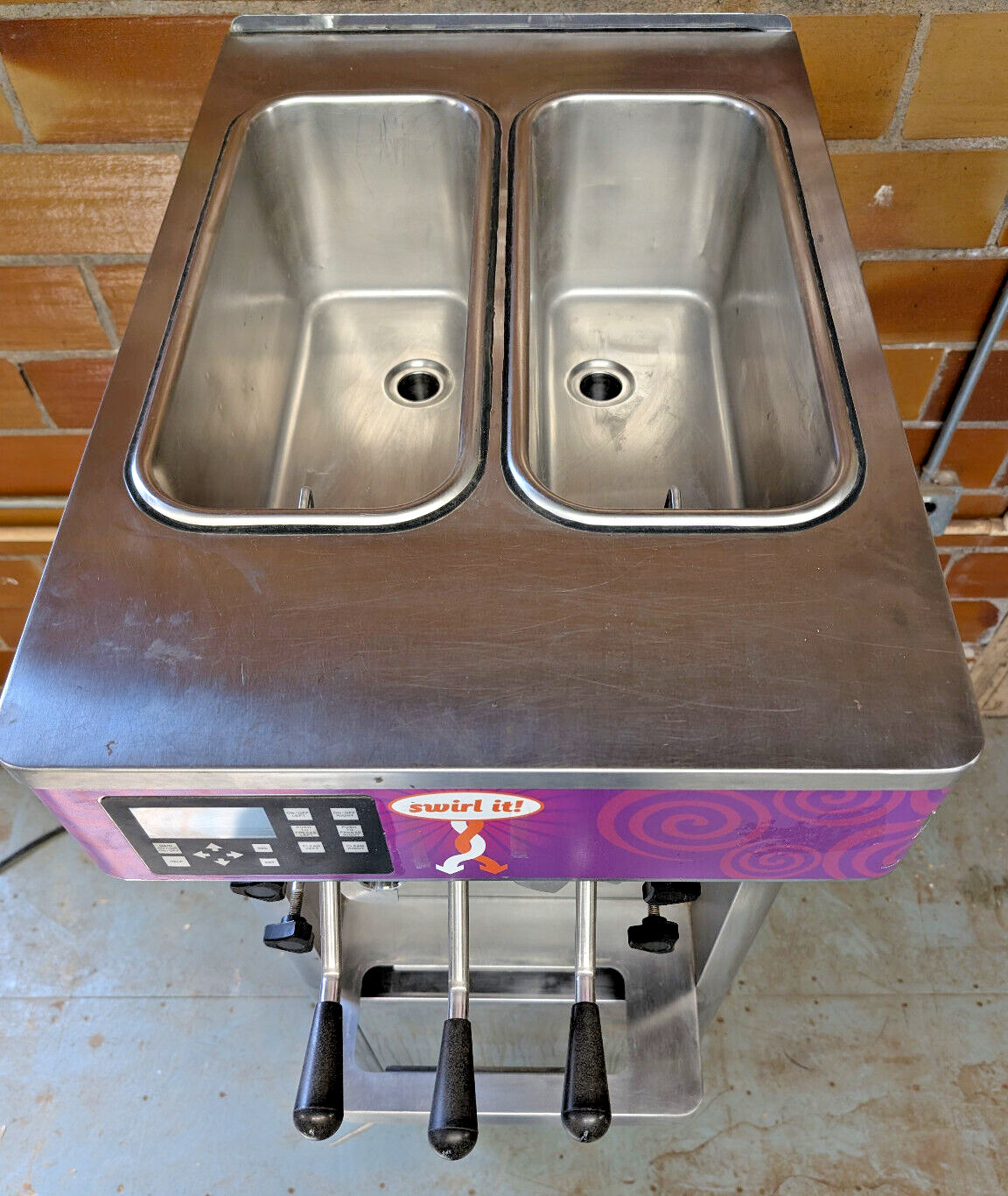 Stoelting F231-38I2P-AD1 Gravity Fed 2 Hopper/Twist Soft Serve/Yogurt Freezer