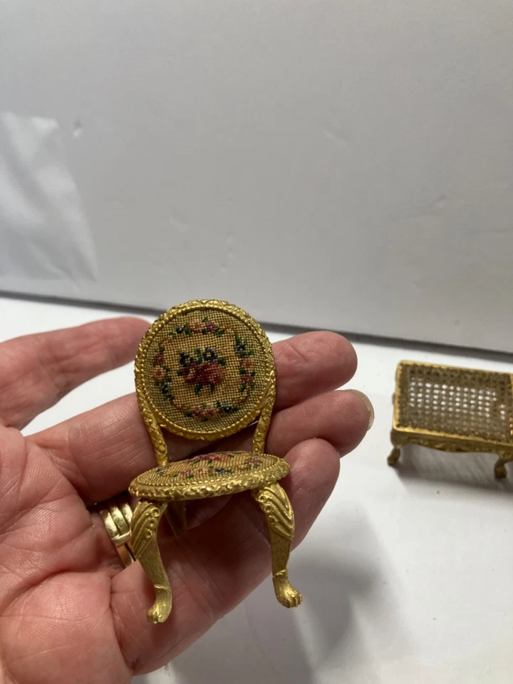 Sofá Petit Point para casa de muñecas con silla y mesa a juego 1:12 Foto 2 de 4