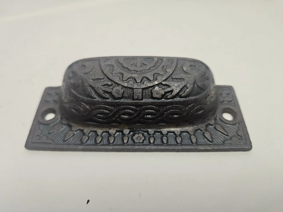 Lote de 7 tiradores de cajón antiguos Eastlake enchapados en bronce tiradores de taza accesorios de gabinete Foto 2 de 4