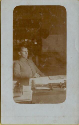 761: AK Postkarte Foto Soldat in Schreibstube 1. Weltkrieg - Bild 1 von 2