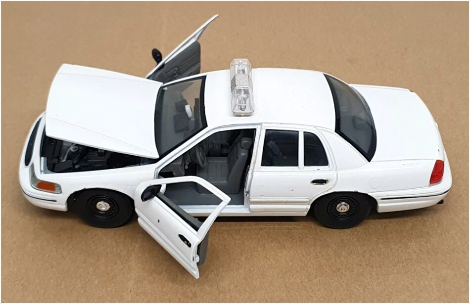 Classic Metal Works 1/24 Scale 2624E - Ford Crown Victoria Police Car - White - Image 4 of 4