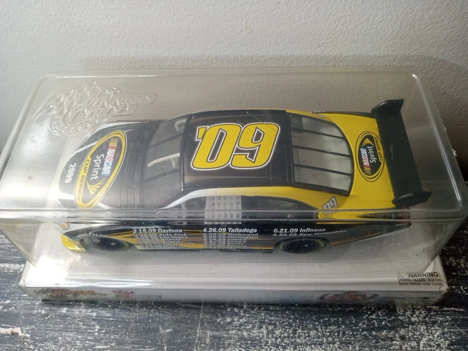 NASCAR Sprint Cup Series Daytona 500 2009 1:24 Winners Circle Race Car con fechas Foto 2 de 4