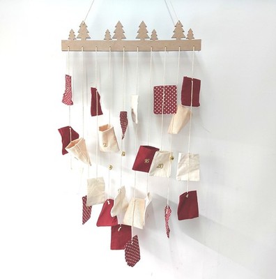 Rayher Adventskalender Set Holzleiste Advent Deko 24 Säckchen rot beige Töne Bef