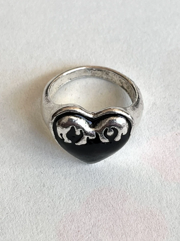 Anillo Gótico/Punk Corazones Negros En Tono Plata Talla 6.5 Foto 3 de 4