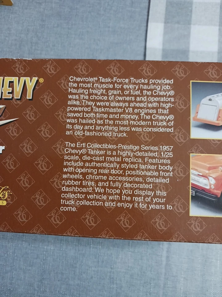 Camión cisterna Chevy 1957 réplica serie 1:25 ERTL Prestige, plateado/negro nuevo en caja Foto 4 de 4