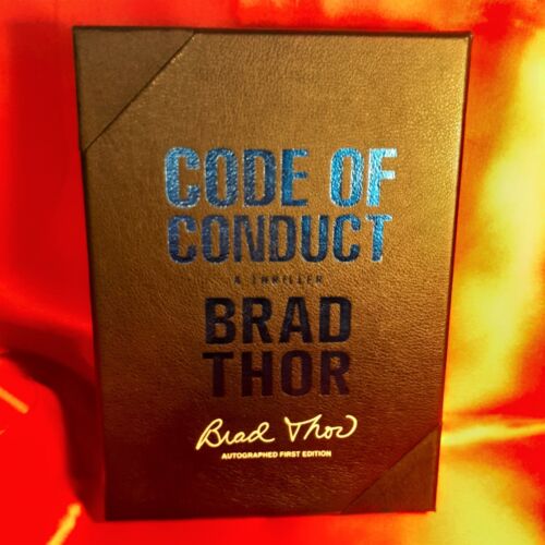 Brad Thor ~ CODE DE CONDUITE ~ Tout neuf signé 1ère édition ~ COPIE DE PRÉSENTATION EN BOÎTE - Photo 1/7