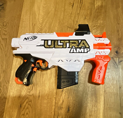 NERF Ultra AMP Dart-Blaster weiß/orange/schwarz inkl. Magazin & Darts