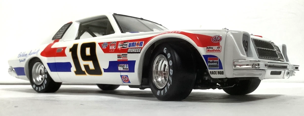 Dale Earnhardt Diecast Racing Cars 1:24 1977 Vehicle Year for sale