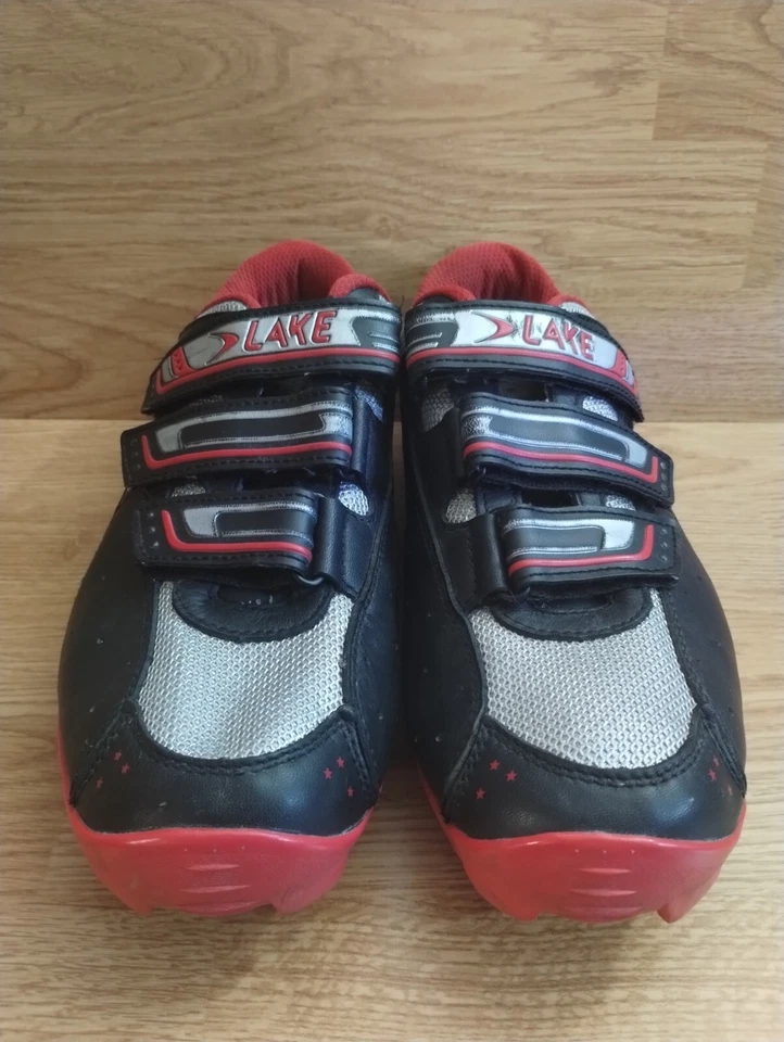 Zapatos de carbono con clip para ciclismo de carretera LAKE para hombre, EU 43, negros/plateados/rojos Foto 2 de 4